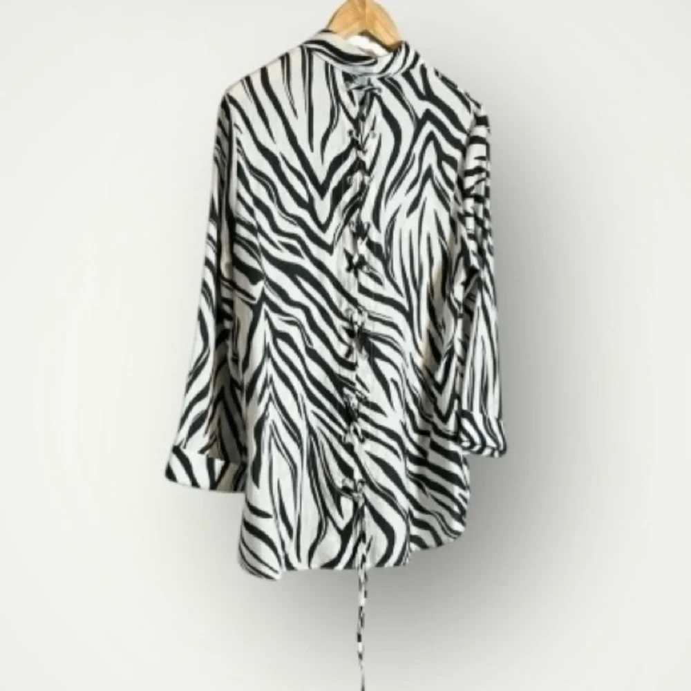 Ali Miles | Zebra Top 3/4 Sleeve Grommets With Tie Back EUC - Picture 5 of 8
